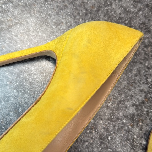 Yellow suede Manolo Blahnik Pumps - Picture 10 of 13
